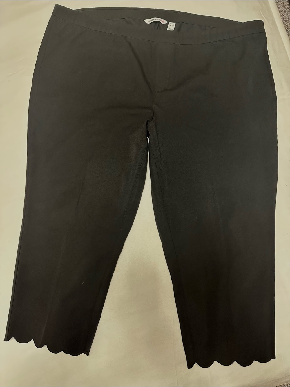 Isaac Mizrahi Live Black Scalloped Hem Cropped Pants - 24WP